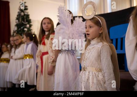 I bambini ucraini partecipano al servizio festivo presso la Cattedrale Cattolica Ucraina, domenica 18th dicembre per la festa annuale di San Nicholas. Foto Stock
