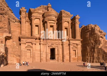 Petra, Giordania - 3 novembre 2022: Persone vicino al Monastero o ad Deir nell'antica città del regno Nabateo Foto Stock