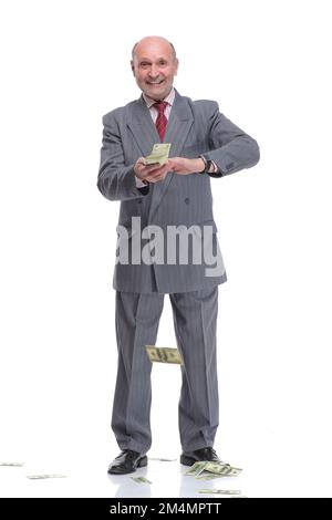 Uomo d'affari maturo in abito e abbigliamento formale gettando banconote in dollari d'aria Foto Stock