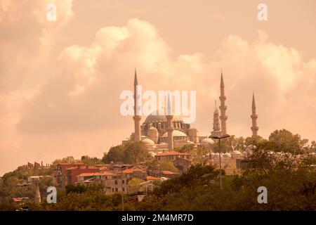 Vista esterna di stile Ottomano moschea di Istanbul Foto Stock
