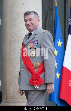 Elysee - Parigi, 22/12/2022, L'Armata Generale Francese e il Gran Cancelliere dell'Ordine Nazionale della Legione d'onore e dell'Ordine Nazionale al merito Benoit Puga arriva per la cerimonia di premiazione della Gran Croce dell'Ordine Nazionale al merito dal Presidente Francese al Palazzo Elysee di Parigi il Dicembre 22, 2022. Foto di Raphael Lafargue/ABACAPRESS.COM Foto Stock