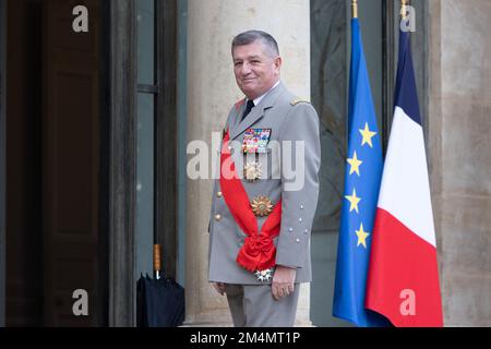 Elysee - Parigi, 22/12/2022, L'Armata Generale Francese e il Gran Cancelliere dell'Ordine Nazionale della Legione d'onore e dell'Ordine Nazionale al merito Benoit Puga arriva per la cerimonia di premiazione della Gran Croce dell'Ordine Nazionale al merito dal Presidente Francese al Palazzo Elysee di Parigi il Dicembre 22, 2022. Foto di Raphael Lafargue/ABACAPRESS.COM Foto Stock