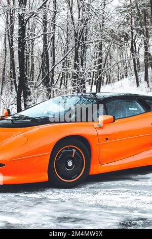 Kiev, Ucraina - 3 gennaio 2013: Jaguar XJ220 nella foresta invernale. Esclusivo Hypercar Foto Stock