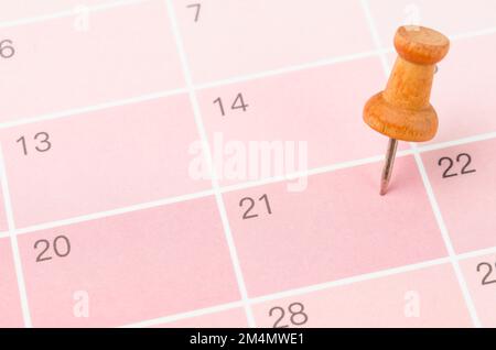 Il concetto di pianificazione e scadenza con push pin su data di calendario vuota. Foto Stock
