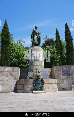 Statua del re Dom Afonso i Henriques nella città europea di Guimaraes in Portogallo, cielo blu chiaro nel 2022 caldo giorno di primavera soleggiato il maggio - verticale Foto Stock