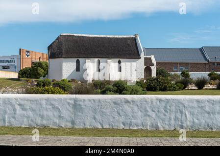 Struisbaai, Sud Africa - 21 settembre 2022: Scena di strada, con la storica Chiesa Anglicana, a Struisbaai, nella Provincia del Capo Occidentale Foto Stock