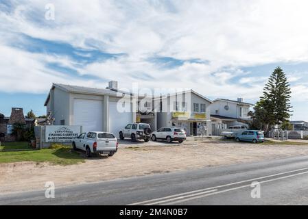 Struisbaai, Sud Africa - 21 settembre 2022: Scena stradale, con aziende e veicoli, a Struisbaai, nella Provincia del Capo Occidentale Foto Stock