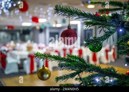 Albero di Natale nella sala funzioni allestita per feste di Natale nel Regno Unito Foto Stock
