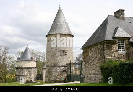 Una vista delle vecchie torri medievali a Chateau de Canisy nel villaggio di Canisy, Normandia, Francia, Europa Foto Stock