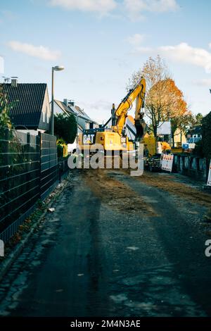 Lavori di riparazione su una strada cittadina. Foto Stock