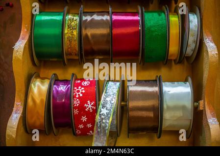 Colorful Natale brillante regalo nastri di imballaggio Foto Stock