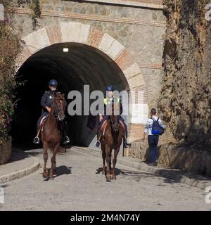 Polizia spagnola a cavallo pattugliamento vicino al tunnel Alcazaba, Malaga, Spagna, Europa Foto Stock