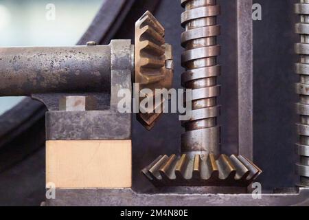 Ingranaggi e ingranaggi metallici. Antico. Foto Stock