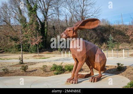 3D scultura gigante di coniglio lungo il Sentiero Swamp Rabbit a Greenville, South Carolina il 19 dicembre 2022. Foto Stock
