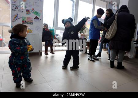 IVANO-FRANKIVSK, UCRAINA - 21 DICEMBRE 2022 - i bambini giocano presso il centro di aiuto 'Comunità di Sant'Egidio' dove i cittadini possono ricevere aiuti umanitari, Ivano-Frankivsk, Ucraina occidentale. Foto Stock