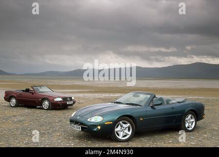 1996 Mercedes-Benz SL e Jaguar XK8 Foto Stock