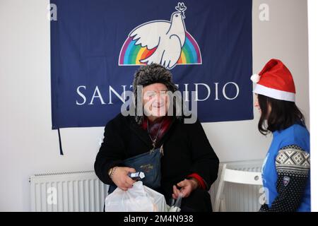 IVANO-FRANKIVSK, UCRAINA - 21 DICEMBRE 2022 - un uomo frequenta il centro di aiuti 'Comunità di Sant'Egidio', dove i cittadini possono ricevere aiuti umanitari, Ivano-Frankivsk, Ucraina occidentale. Foto Stock