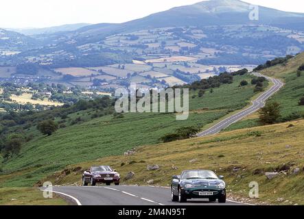 1996 Mercedes-Benz SL e Jaguar XK8 Foto Stock