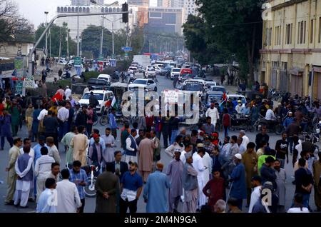 I residenti di Lyari Block Road mentre stanno tenendo una dimostrazione di protesta contro il prolungamento del carico di elettricità e sui-gas che spargono nella loro zona, organizzato dal Partito popolare (PPP), tenuto presso Shaheen Complex Road vicino CM House a Karachi giovedì 22 dicembre 2022. Foto Stock