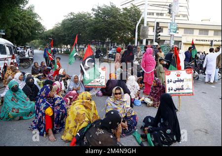 I residenti di Lyari Block Road mentre stanno tenendo una dimostrazione di protesta contro il prolungamento del carico di elettricità e sui-gas che spargono nella loro zona, organizzato dal Partito popolare (PPP), tenuto presso Shaheen Complex Road vicino CM House a Karachi giovedì 22 dicembre 2022. Foto Stock