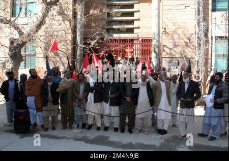 I membri dell'Associazione dei lavoratori municipali del Balochistan stanno organizzando una manifestazione di protesta contro il mancato pagamento dei loro stipendi, presso il press club di Quetta giovedì 22 dicembre 2022. Foto Stock