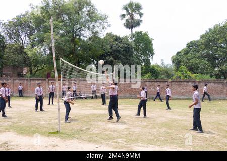 Gli studenti delle scuole giocano a pallavolo in foto d'archivio del parco giochi Foto Stock