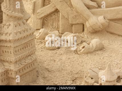 scultura di sabbia di lattine di birra sulla spiaggia in florida usa Foto Stock