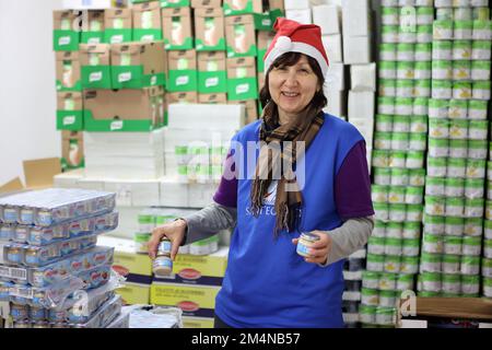 Non esclusiva: IVANO-FRANKIVSK, UCRAINA - 21 DICEMBRE 2022 - i volontari posano per una foto presso il centro di assistenza 'Comunità di Sant'Egidio' dove cittadino Foto Stock