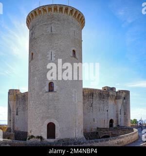 Palma, Spagna - 8 novembre 2022: Castel de Bellver, un castello circolare che domina la città di Palma, Maiorca Foto Stock