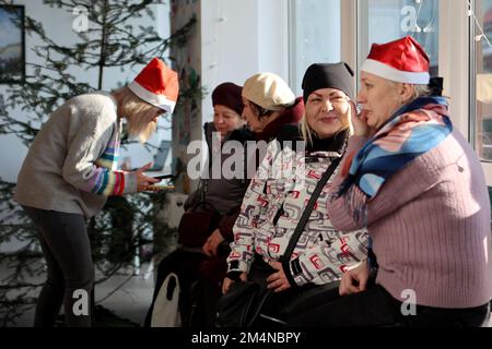 Non esclusiva: IVANO-FRANKIVSK, UCRAINA - 21 DICEMBRE 2022 - i volontari parlano con le donne presso il centro aiuti 'Comunità di Sant'Egidio' dove i cittadini Foto Stock