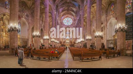 Palma de Mallorca, Spagna - 10 Nov 2022: Interno della Basilica della Cattedrale di Palma Seo Foto Stock