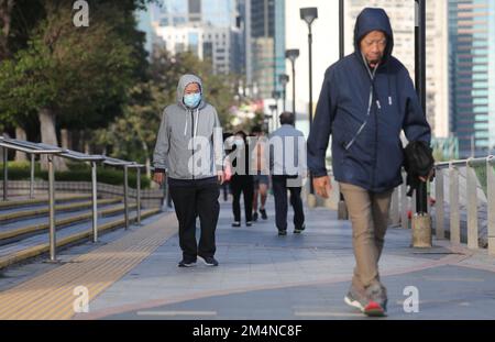 Una mattina fredda a Quarry Bay. Le temperature scendono a circa 13 gradi al mattino a causa di un intenso monsone nord-orientale. 02DEC22 SCMP / Xiaomei Chen Foto Stock