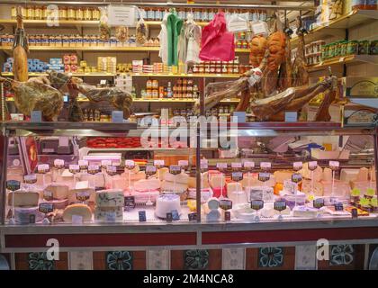 Palma de Mallorca, Spagna - 10 Nov 2022: Prodotti freschi in vendita nel Mercat de Santa Catalina Foto Stock