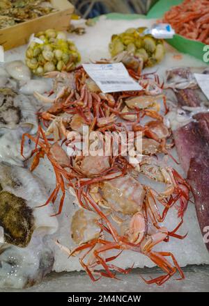 Palma de Mallorca, Spagna - 10 Nov 2022: Prodotti freschi in vendita nel Mercat de Santa Catalina Foto Stock