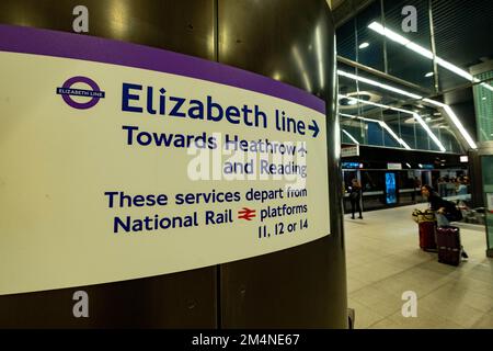 Londra - Settembre 2022: Insegna Elizabeth Line a Canary Wharf, una moderna stazione della metropolitana di Londra Foto Stock