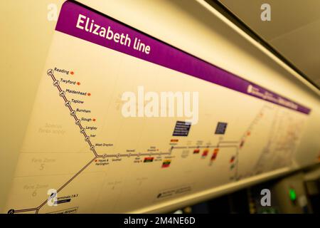 Londra - Settembre 2022: Insegna Elizabeth Line a Canary Wharf, una moderna stazione della metropolitana di Londra Foto Stock