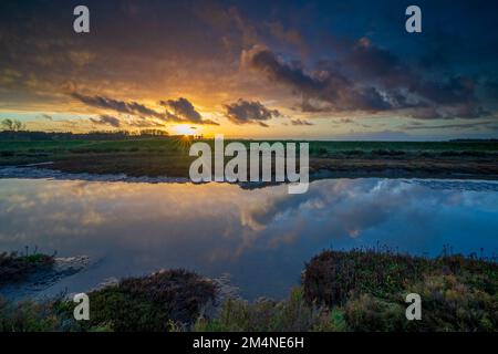 Thornham paludi e torrente al tramonto, Thornham, Norfolk, Inghilterra, Regno Unito Foto Stock