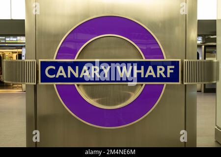 Londra - Settembre 2022: Insegna Elizabeth Line a Canary Wharf, una moderna stazione della metropolitana di Londra Foto Stock