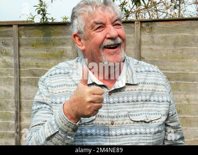 L'uomo anziano o anziano che dice tutto va bene e va bene. Felice e fare un segnale di mano che dice tutto va bene. Foto Stock