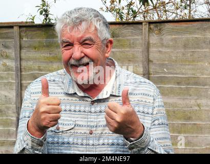 L'uomo anziano o anziano che dice tutto va bene e va bene. Felice e fare un segnale di mano che dice tutto va bene. Foto Stock