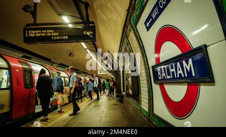 Londra - Settembre 2022: Logo Balham London Underground sulla piattaforma della stazione, un'area del sud-ovest di Londra Foto Stock