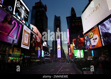 Le luci di Times Square al crepuscolo Foto Stock
