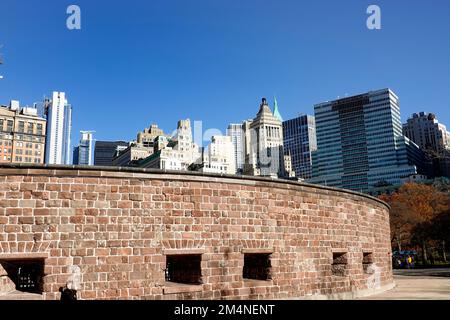 Vista di Lower Manhattan dietro Castle Clinton Foto Stock