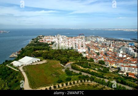 Vista panoramica di Almada dal Santuario di Cristo Rei, Portogallo Foto Stock