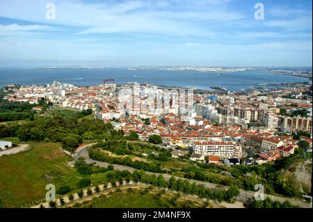 Vista panoramica di Almada dal Santuario di Cristo Rei, Portogallo Foto Stock