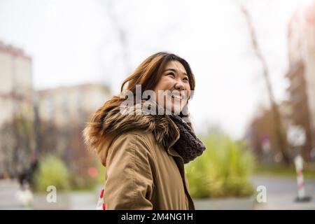 Ritratto di giovane donna in città Foto Stock