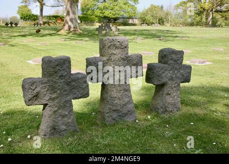 Una vista del cimitero di guerra militare tedesco a Marigny, Normandia, Francia, Europa durante la lunga estate calda del 2022 Foto Stock