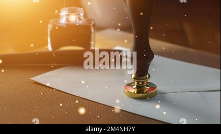 Autentica lettera ufficiale di lusso con un timbro in cera d'oro. Scrivere una lettera con una vecchia penna stilografica classica imbevuta di inchiostro e sigillo di cera. Foto Stock