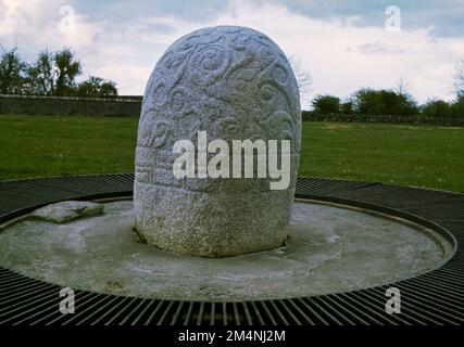 Vista NE della Turoe Stone la Tène decorato colonna di pietra celtica, Bullaun, Loughrea, Co Galway, Repubblica d'Irlanda. Il migliore esempio in Europa. Foto Stock