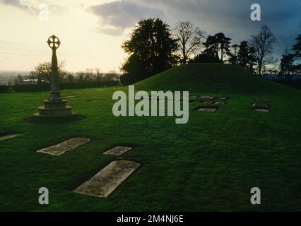 Visualizza il WSW del C7th° barrow sassone pagano (hlaew) nel vecchio cimitero adiacente a Taplow Court, Buckinghamshire, Inghilterra, Regno Unito. Foto Stock